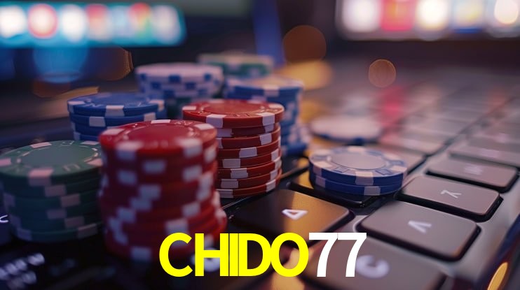 Escena dinámica inspirada en casino con iluminación CHIDO77, cartas, fichas e íconos de juegos digitales en un espacio moderno de juegos.